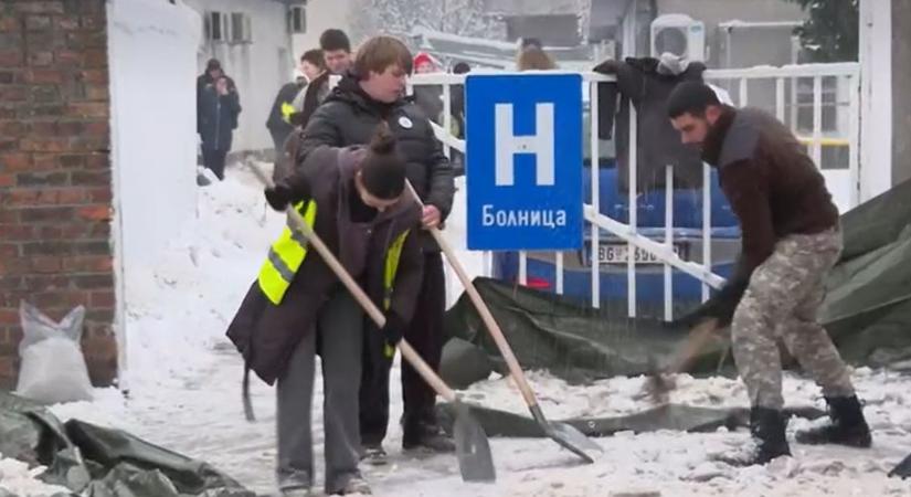 Az egyetemisták szolidaritási akciója a hó és jég miatt