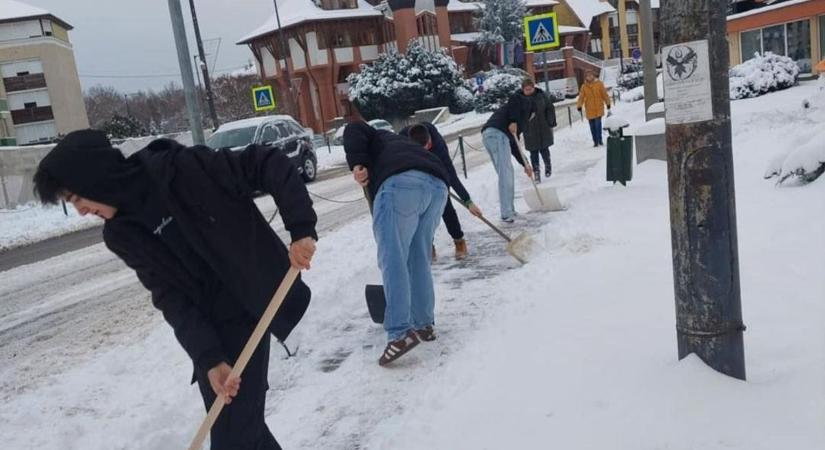 Összefogás a hó ellen – ötven diák ragadott hólapátot