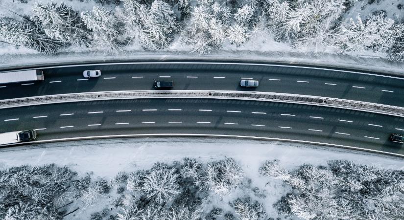 Korlátozások léptek életbe az autópályákon az extrém hideg miatt