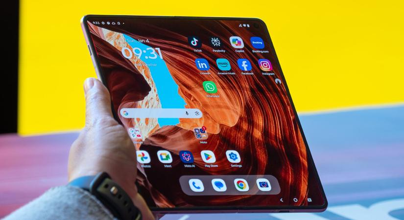 Könyvszerű hajlítható mobillal lép szintet a Motorola – Megjött a Razr Fold