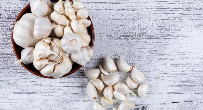Gyűjtsd össze a fokhagyma héját – tavasszal szuper dolgokra használhatod