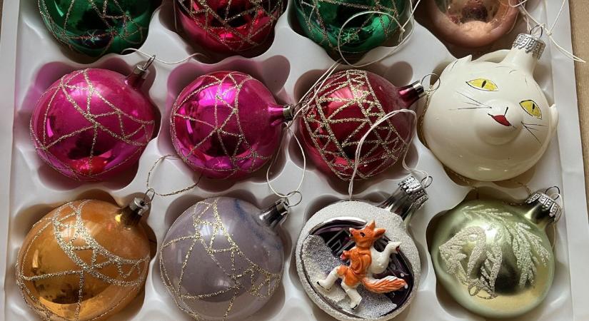 Dobozoltok már? Egy percet várjatok még a karácsonyfadíszekkel!