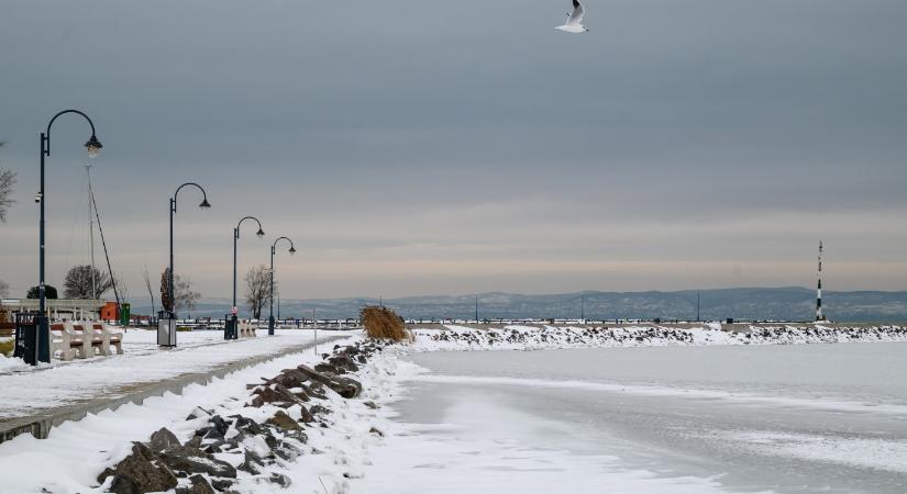 Kilenc év után újra teljesen befagyott a Balaton