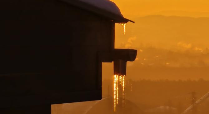 Itt az ónos eső: már Zala is pirosban