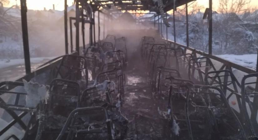 Drámai felvételeken, ahogy az egyik busz kiégett, a másik keresztbe fordult – képgalériával és videóval