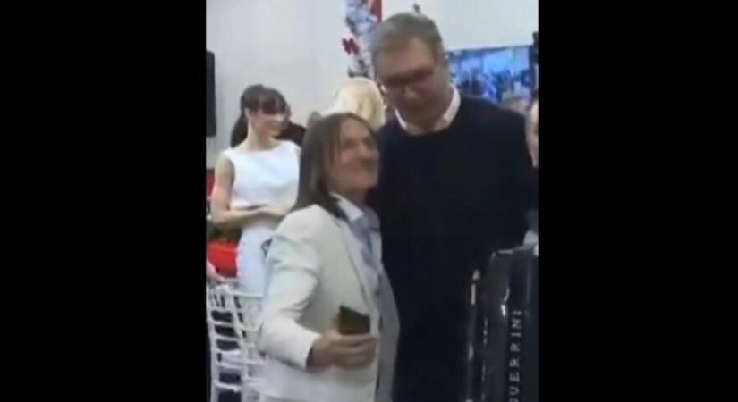 Gyilkosságért ült, most élő adásban Vučićnak és Brnabićnak énekel