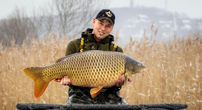 Mínuszban az igazi: egy szenvedélyes horgásznak, nem akadály a jeges Balaton