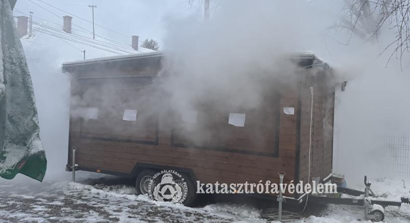 Kigyulladt egy büfékocsi Mezőkovácsházán