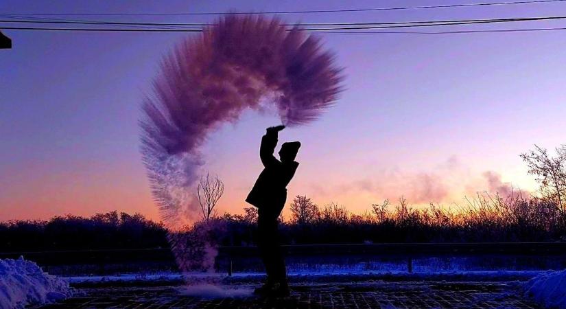 Ez történik, ha felforrázott vizet locsolnak a kinti fagyba – videóval