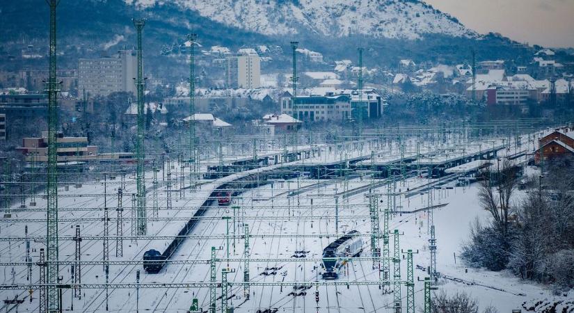 Borul a menetrend: baleset lassítja a vonatokat, a tél a buszokat