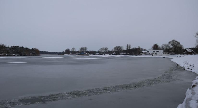 Csodálatos látványt nyújt a befagyott, fehérbe öltözött Szelidi-tó – fotók