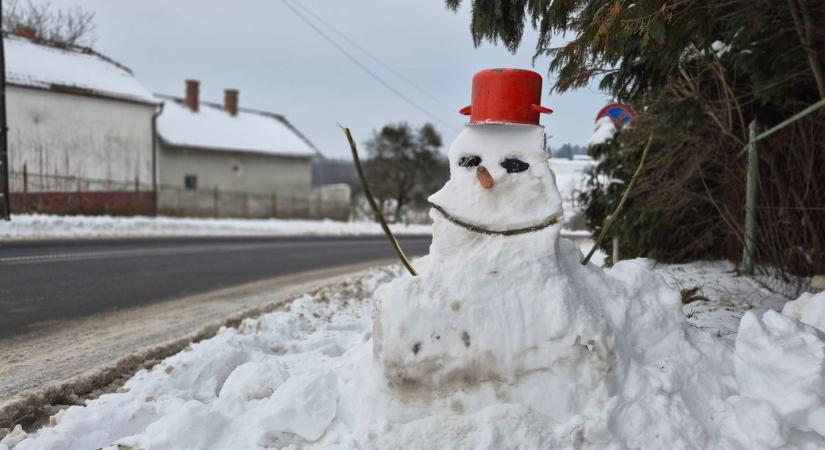 Nem az ígért ónos eső érkezett, ám még bármi lehet. A hóember még megmenekült (videó)