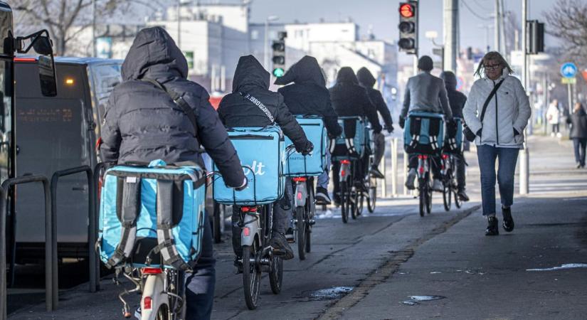 Egyszerre 60 pizza, 1,9 milliós tescós bevásárlás, IPhone17 – Wolt-futár legek 2025-ből