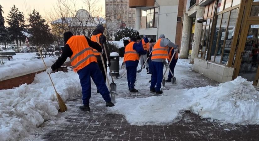 A nagyenyedi börtön elítéltjei segítenek a hóeltakarításban Gyulafehérváron