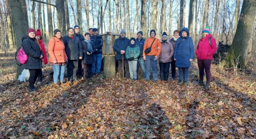 Évzáró sétát tettek a sziliak a Szent Antal-fa volt a cél