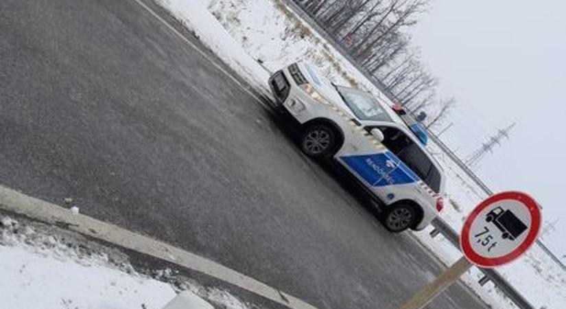 Korlátozás lépett életbe: ezek a járművek nem hajthatnak fel az M80-as autóútra