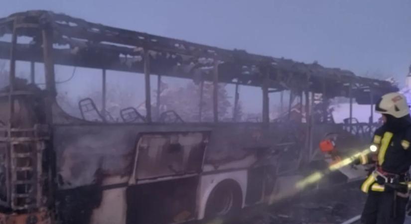 Buszbaleset Békésen: porrá égett egy busz, szinte semmi sem maradt belőle