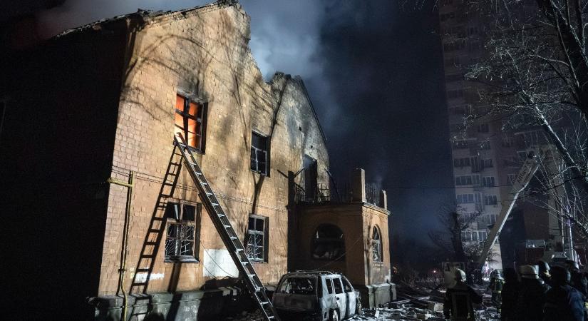 Ukrán légierő: ballisztikus rakétával támadták az oroszok Lvivet, Kijevben négyen meghaltak