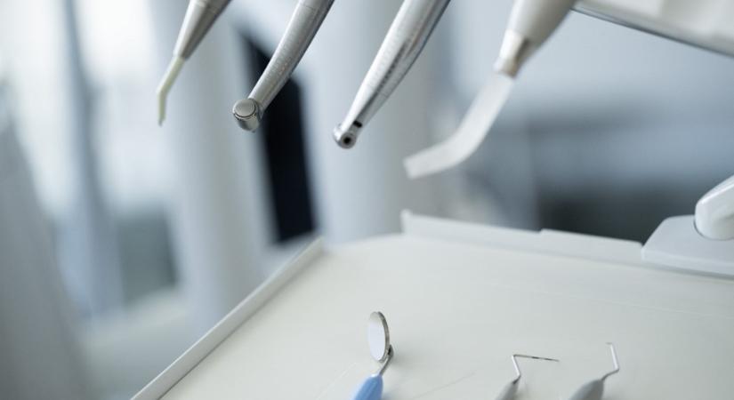 Életveszélyes állapotba került a foghúzás után, beperelte „Orbán fogorvosát” Magdolna