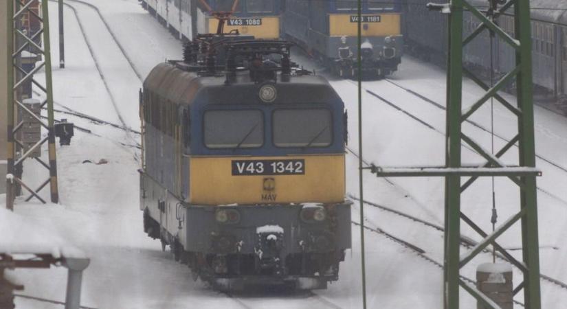 Intézkedések a vasúton: Pécsen is megerősített készenlét az ónos eső miatt