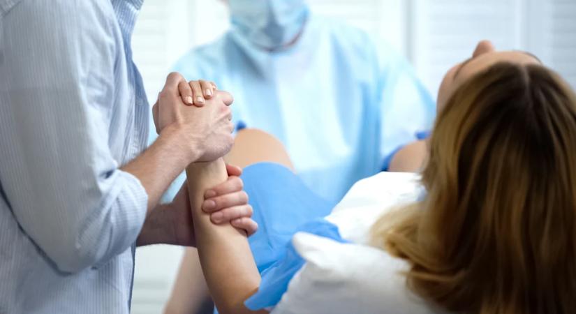 Rendőri segítséggel szült egy kismama a 36-os főúton – VIDEÓ