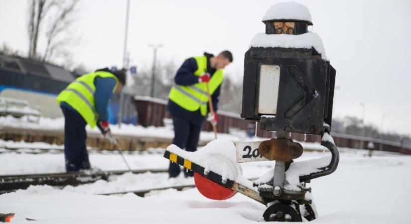 Több mint 2300-an dolgoznak a váltók és kitérők hó- és jégmentesítésével
