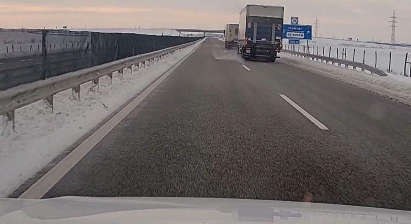 Hótömb esett le egy kamionról: fejsérüléssel vitték kórházba az autóst