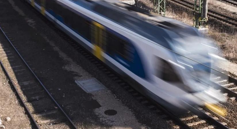 Vonatgázolás bénítja meg a székesfehérvári vonalat: káosz, kimaradások, órás késések