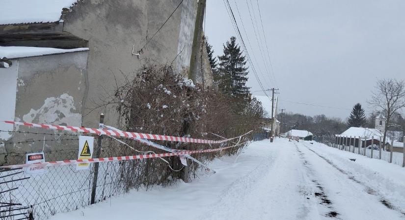 A nagy havazás döntheti össze a történelmi bakonyi örökséget, fotókon a lezárás