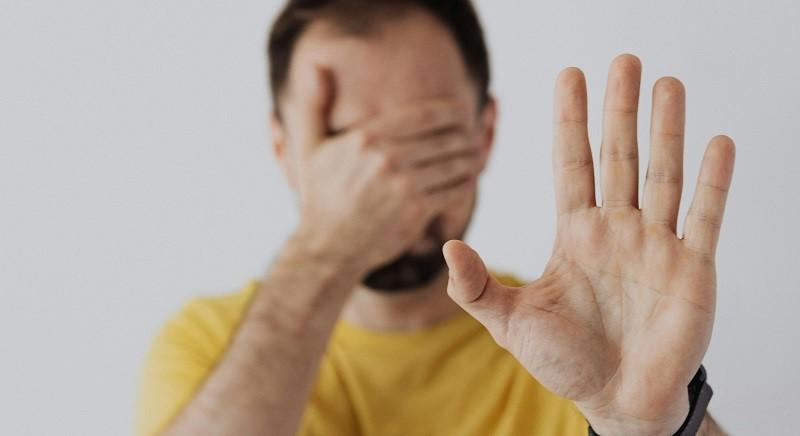 Rendőrségi védelmet kért egy férfi, miután a felesége megverte és fenyegette