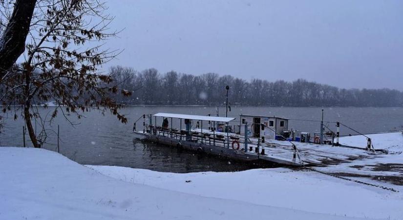 A jég megállásra kényszerítette a tiszacsegei kompot
