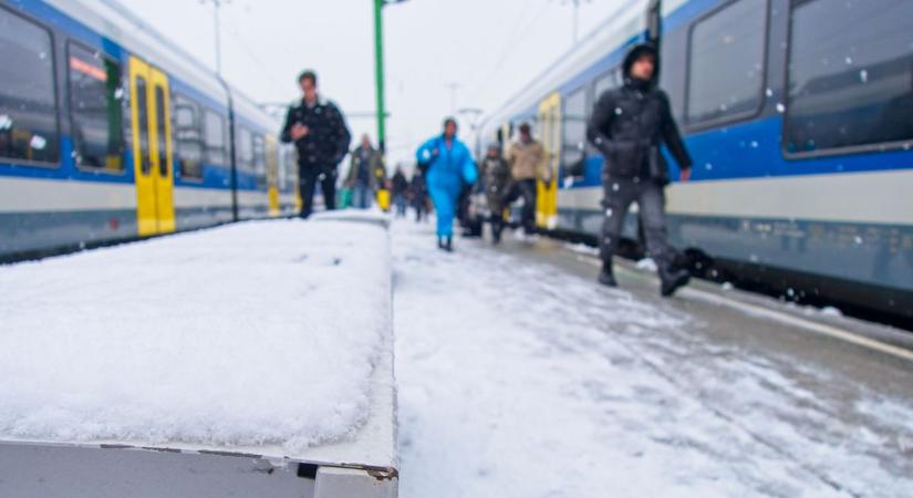 Lefagytak a magyar vonatok is, de működik a vasút, ezreket vezényeltek ki a kárelhárításra
