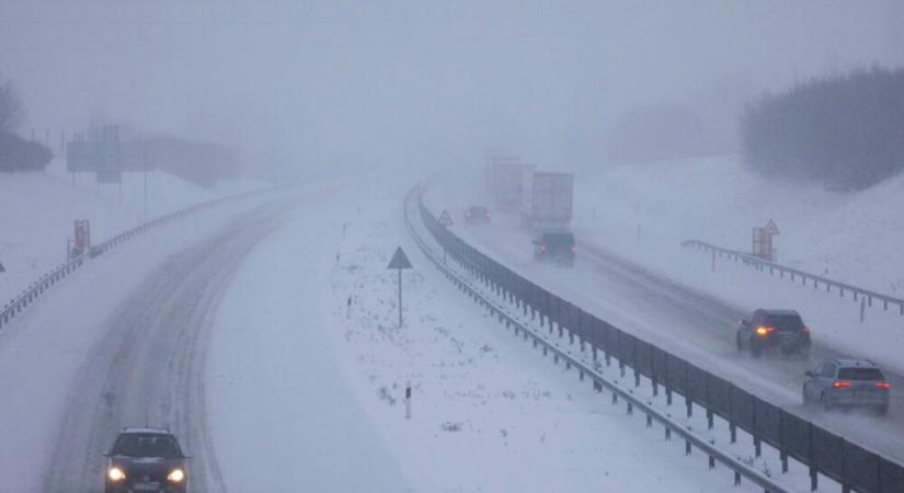 A TEK speciális járművei továbbra is készenlétben állnak az időjárás miatt