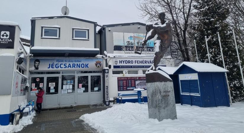 Először az elektromos berendezéseket bontják a csarnokban - videóval