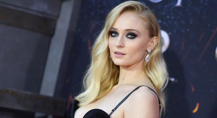 Sophie Turner a játékokkal és a képregényekkel készül a Tomb Raiderre, de saját Larát szeretne alkotni