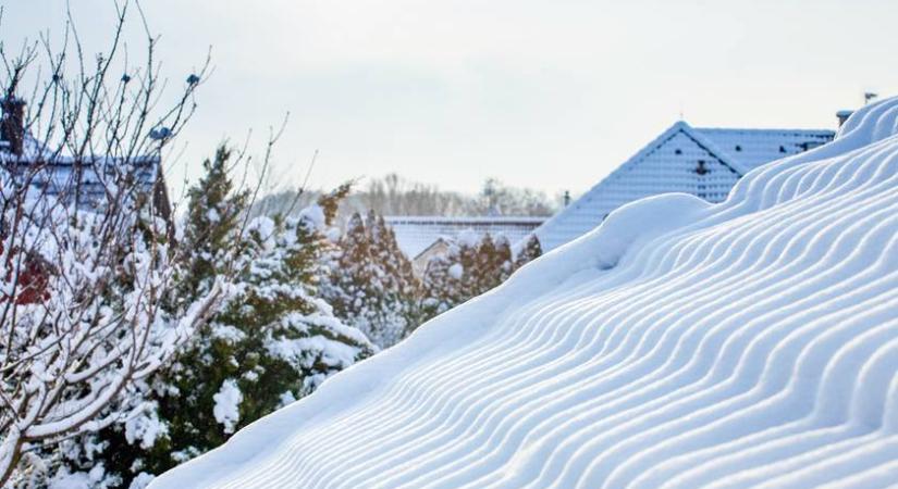 Beomlott egy családi ház teteje a hó miatt Akasztón: videó készült az épületről