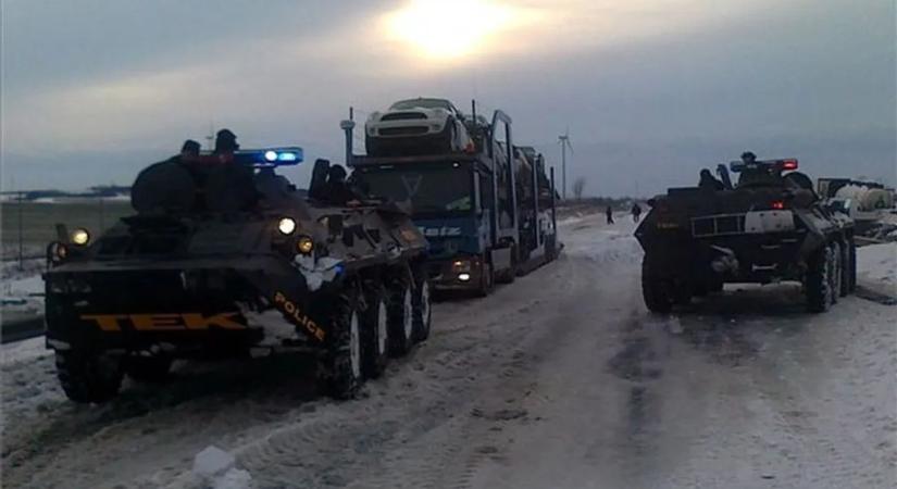 Készenlétben a páncélozott járművek – a TEK bármikor beavatkozhat