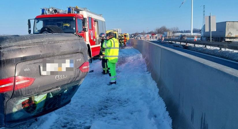 Helyszíni fotókon az M1-es baleset