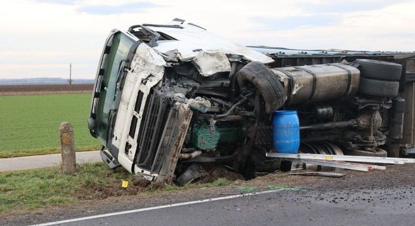 Komoly baleset Mecseknádasdnál: egy kamiont mentenek a tűzoltók!