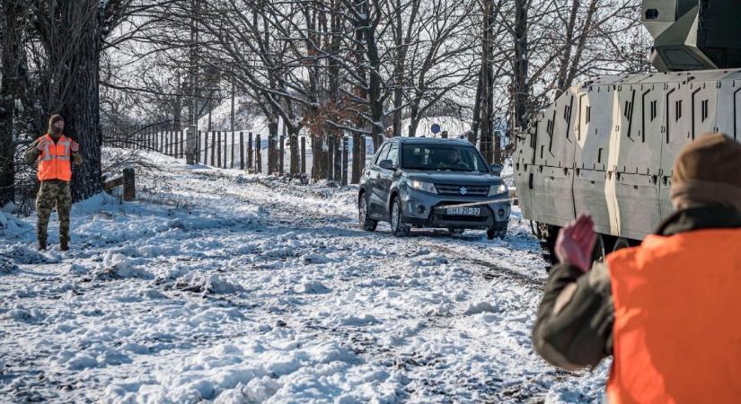 Röhög az internet: egymást húzogatják a hóban Orbán operett-honvédei