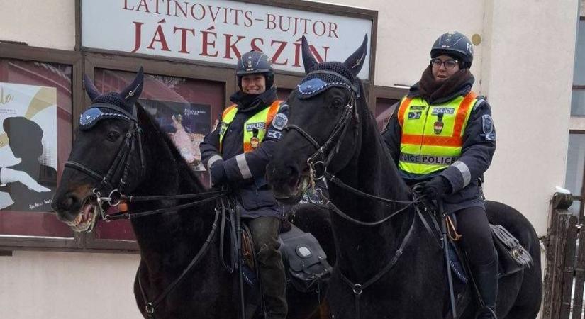 Lovas rendőrök járőröztek Veszprém belvárosában (galéria)