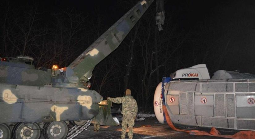 Bevetésen a honvédségi mentő-vontató: látványos fotókon a csütörtöki akció (galéria)