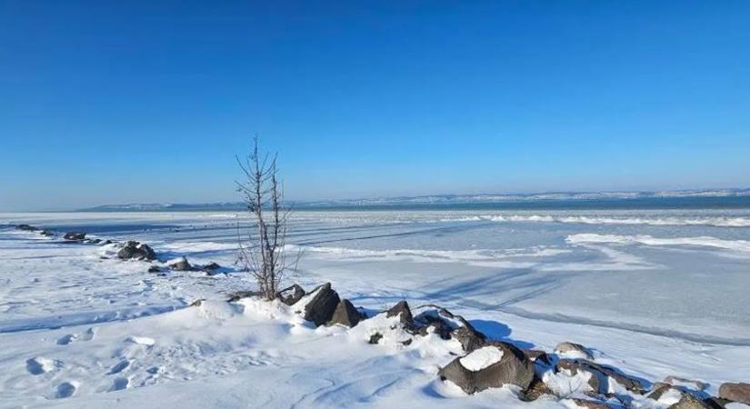 Kilenc év után először fagyott be teljesen a Balaton, de vajon rá lehet menni a jégre?