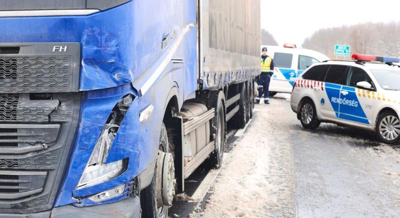 Kisbusz borult az oldalára Szenyérnél: félpályán halad a forgalom a 68-as főúton