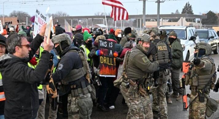 Két embert lőtt le az ICE ügynöke – Pattanásig feszült a helyzet Trump fellépése után