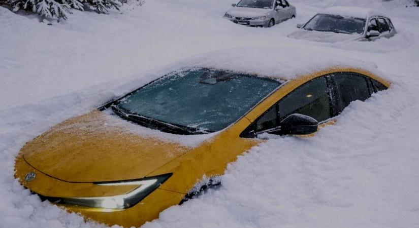 "2-3 óra alatt lepett el minket a hó" - autótemetővé vált a hegy két éjszakára, Máté is csapdába került