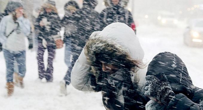 A kormány az egyre rosszabb időjárás miatt azt javasolja az iskoláknak, hogy térjenek át a távoktatásra, vagy hosszabbítsák meg a vakációt