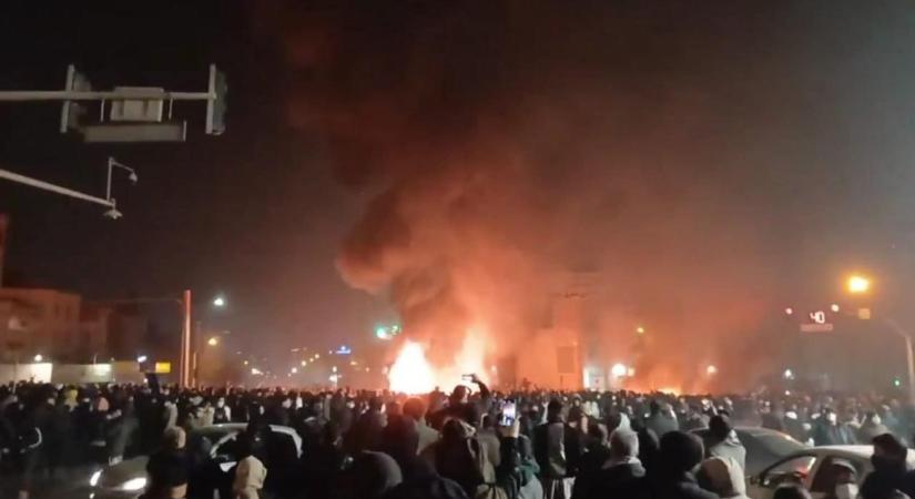 Iráni forrás a Kontrollnak: „A tüntetések hullámokban zajlanak, a feszültség tapintható”