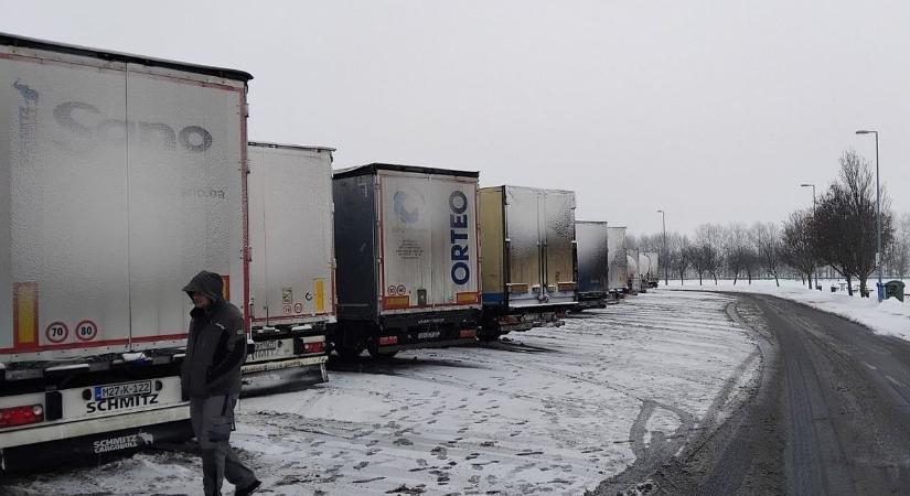 Teljes útzár és káosz a 6-oson és az M6-oson: ezeket a járműveket azonnal leállították! – VIDEÓ