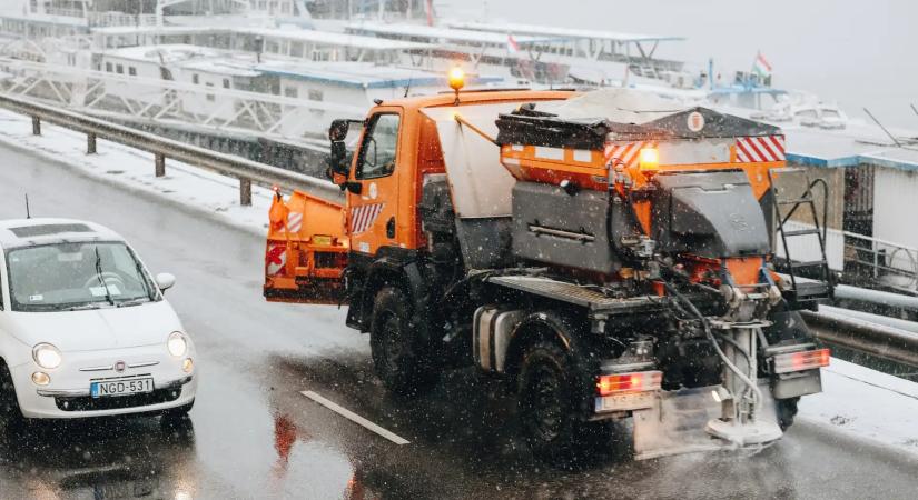 Karácsony: 550 dolgozó és 100 munkagép takarítja Budapest útjait